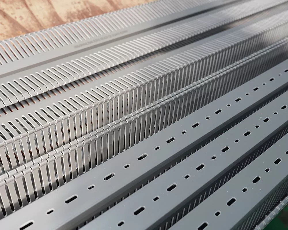 Колкав е опсегот на температурна отпорност на фиоката за кабли од ПВЦ отпорна на пламен во внатрешноста на разводниот кабинет?